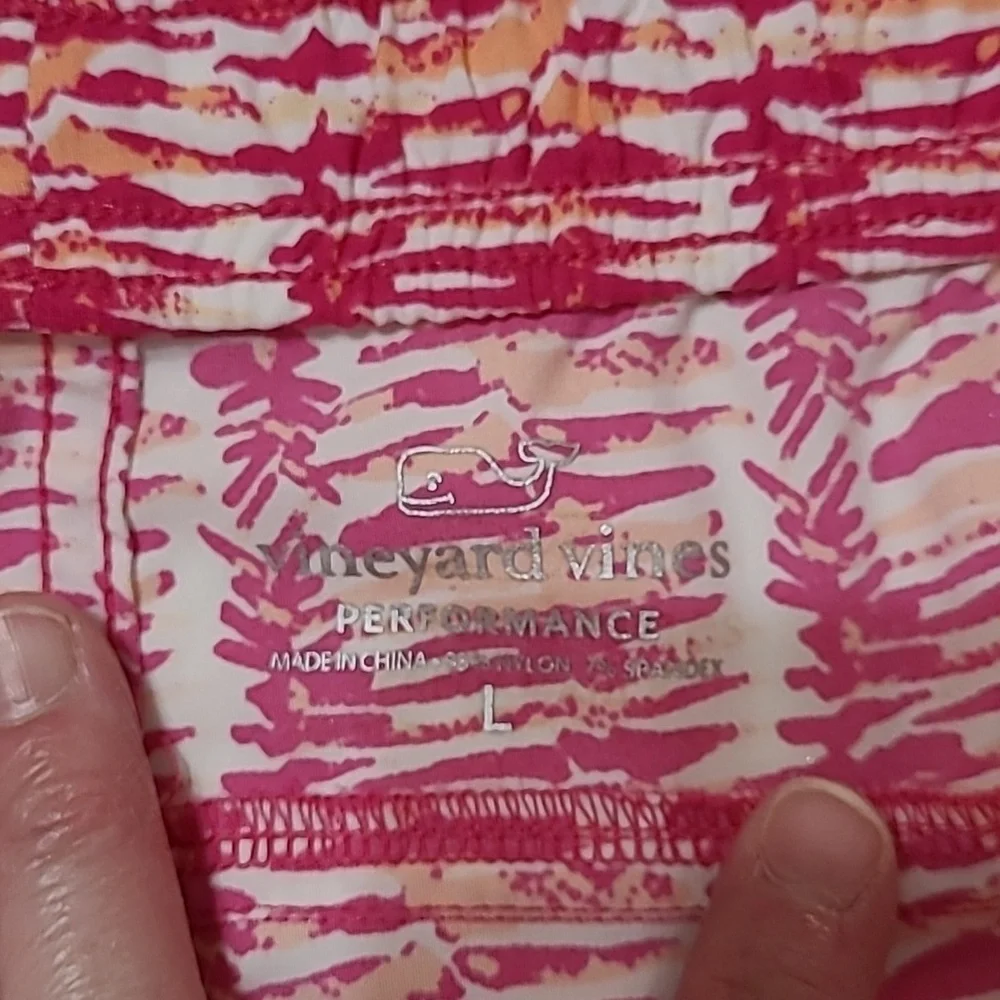 Vineyard Vines women's shorts with a vibrant pink and orange pattern size Large